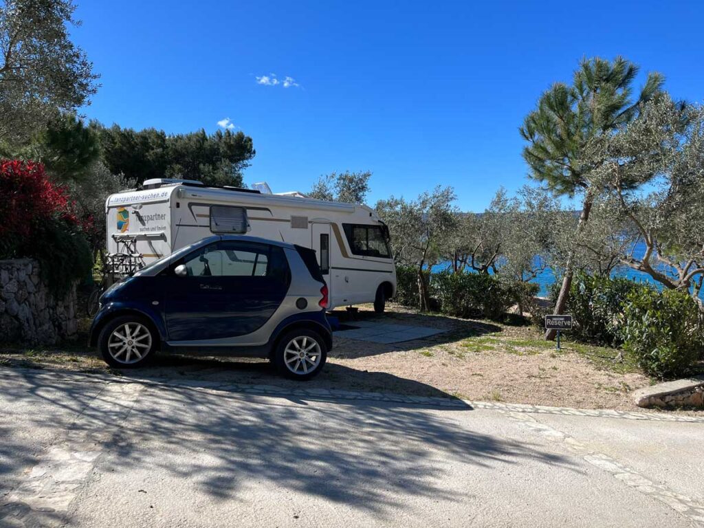 (c) Der Womo Stellplatz