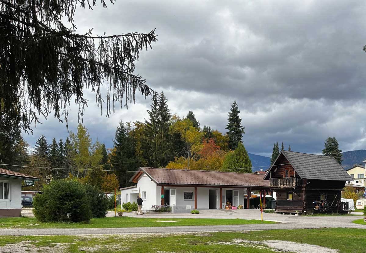 (c) Der Womo Stellplatz